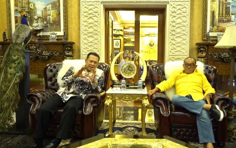 Ketua MPR RI Bambang Soesatyo (Bamsoet) bersama Ketua Dewan Pembina Partai Golkar Aburizal Bakrie, melalui Podcast Ngobras sampai Ngompol (Ngobrol Asyik sampai Ngomong Politik) di akun Youtube Bamsoet Channel, mengupas kondisi bangsa di tengah pandemi Covid-19 hingga pascalahirnya UU Cipta Kerja.