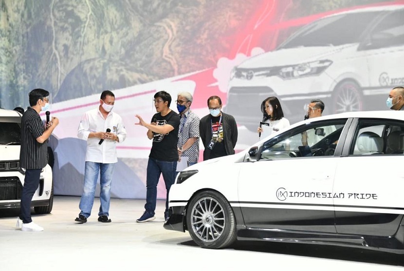 Ketua MPR RI Bambang Soesatyo bersama aktor dan youtuber Andre Taulany melakukan penjurian terhadap hasil modifikasi tiga tokoh otomotif ternama Ridwan Hanif, Fitra Eri, dan Motomobi, dalam ajang Indonesia Modification Expo (IMX) LiveModz 2020