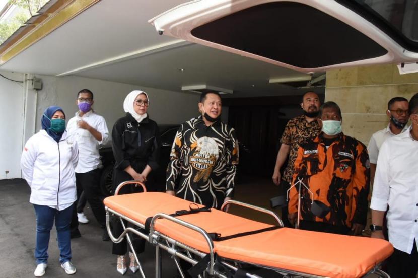 Ketua MPR RI Bambang Soesatyo bersama Direksi PT Binanakti Niagaperkasa Andri Noviar, menyerahkan bantuan mobil ambulans kepada organisasi kemasyarakatan Gerakan Keadilan Bangun Solidaritas (Gerak BS).