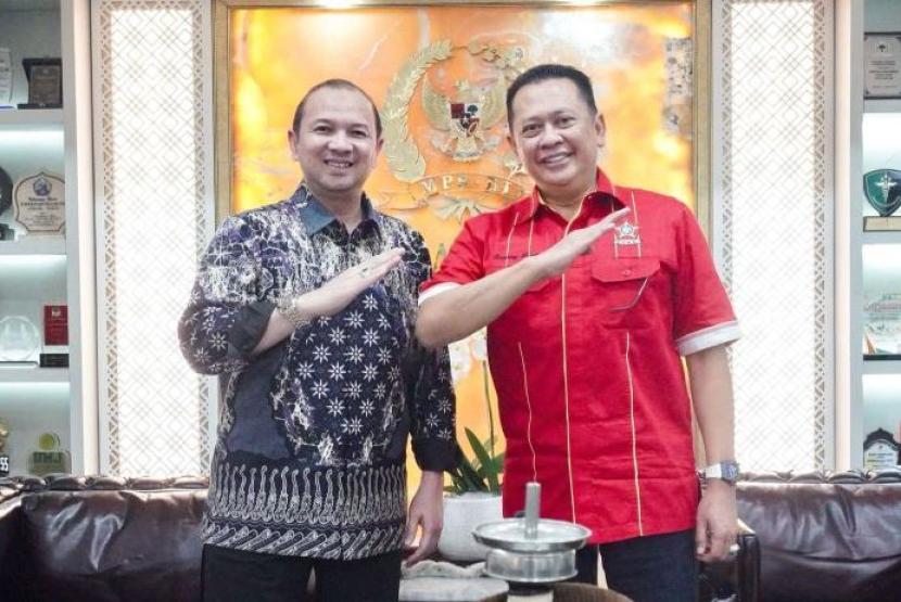 Ketua MPR RI Bambang Soesatyo bersama Direktur Operasi AirNav Indonesia Riza Fahmi (kiri) di Jakarta, Sabtu (6/4/24). 