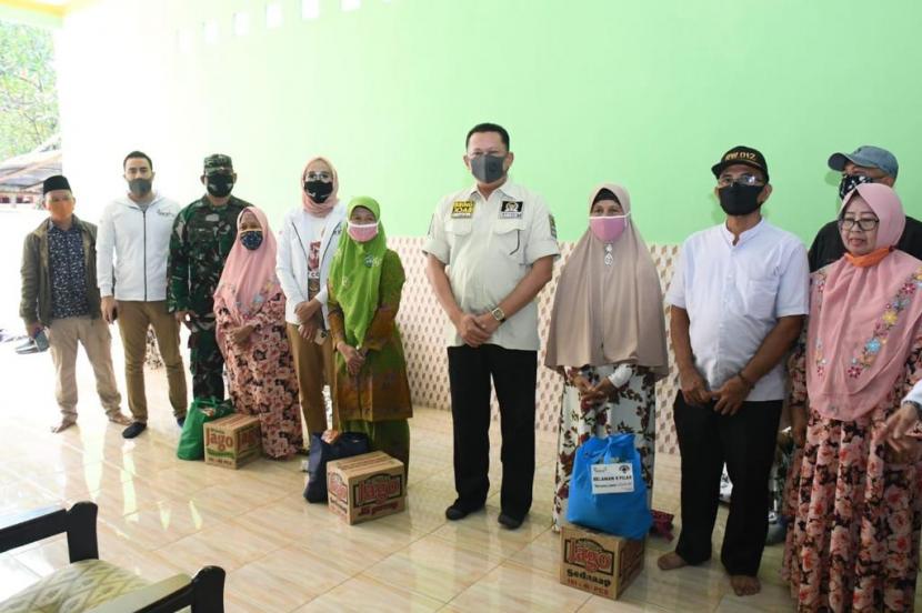 Ketua MPR RI Bambang Soesatyo bersama Gerakan Keadilan Bangun Solidaritas (Gerak BS) dan Relawan 4 Pilar kembali memberikan bantuan kemanusiaan kepada para guru ngaji dan pimpinan Majelis Ta