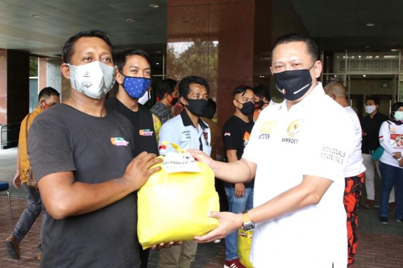 Ketua MPR RI Bambang Soesatyo bersama Gerakan Keadilan Bangun Solidaritas (Gerak BS) kembali menyalurkan bantuan kemanusiaan kepada para supir angkot.