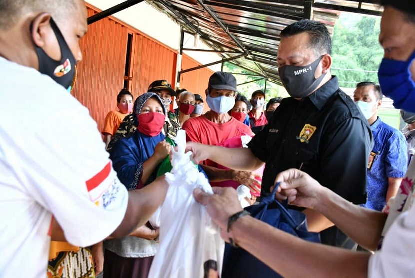  Ketua MPR RI Bambang Soesatyo bersama Gerakan Keadilan Bangun Solidaritas (GERAK BS) dan Relawan 4 Pilar MPR RI membagikan sembako kepada para pemulung