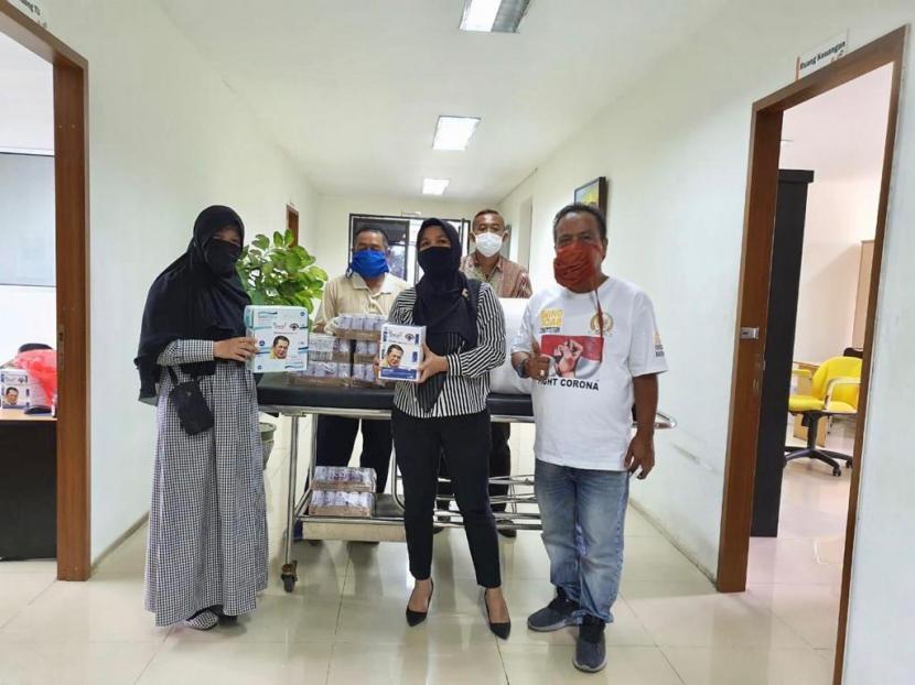 Ketua MPR RI Bambang Soesatyo bersama Relawan 4 Pilar dan organisasi kemasyarakatan Gerakan Keadilan Bangun Solidaritas (GERAK BS) kembali mengirimkan bantuan untuk para dokter dan tenaga kesehatan di berbagai rumah sakit.