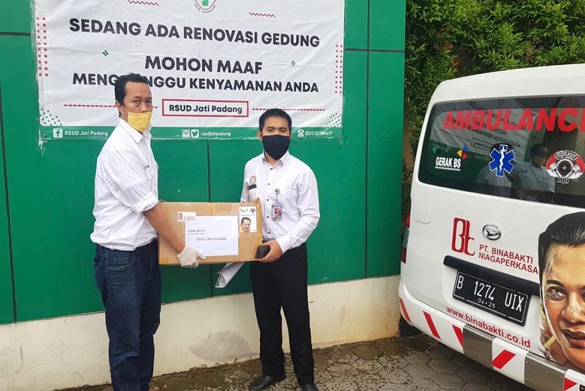 Ketua MPR RI Bambang Soesatyo bersama Relawan 4 Pilar, Gerakan Keadilan Bangun Solidaritas (GERAK BS) dan PT Binabakti Niaga Perkasa mengirimkan ribuan berbagai bantuan alat kesehatan seperti APD, Thermo Gun, Masker Media N95 dan masker kain kepada 79 rumah sakit di berbagai wilayah Indonesia.