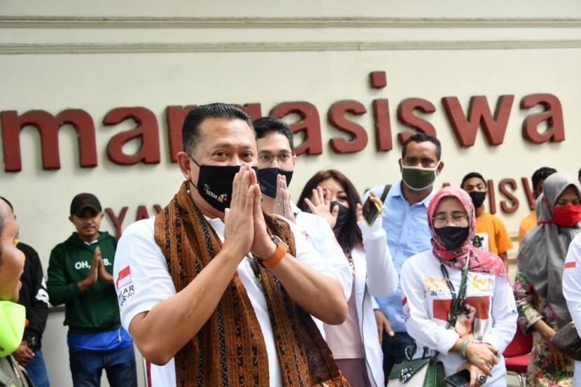 Ketua MPR RI Bambang Soesatyo bersama Relawan 4 Pilar dan Gerakan Keadilan Bangun Solidaritas (GERAK BS) menyalurkan bantuan sosial kepada mahasiswa asal Nusa Tenggara Timur yang sedang menempuh pendidikan di Jakarta. Mereka tinggal di Gedung Margasiswa (PMKRI) dan turut terkena dampak Covid-19.