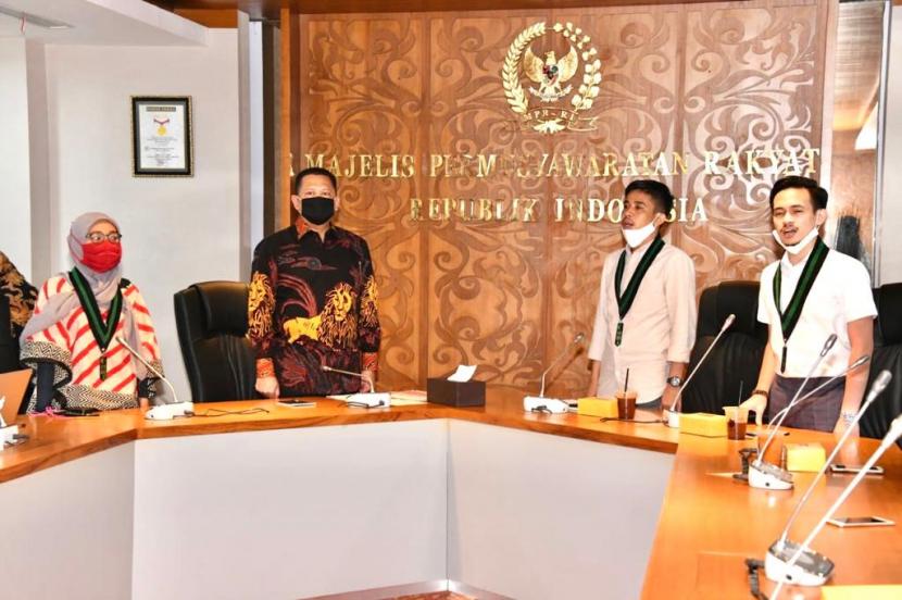 Ketua MPR RI Bambang Soesatyo bersyukur di tengah berbagai tantangan yang menerpa demokrasi akibat pandemi Covid-19, tingkat kepercayaan publik terhadap MPR RI terbilang masih tinggi.