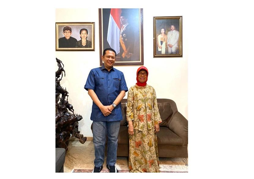  Ketua MPR RI Bambang Soesatyo dan almarhum ibunda Presiden Joko Widodo, Sujiatmi Notomiharjo.