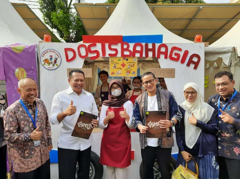 Ketua MPR RI, Bambang Soesatyo dan Menteri Pariwisata dan Ekonomi Kreatif, Sandiaga Uno memeriahkan Market Day Eldest di Lapangan SMA Labschool Jakarta, Rawamangun, Jakarta Timur, Jumat (13/1/2023).