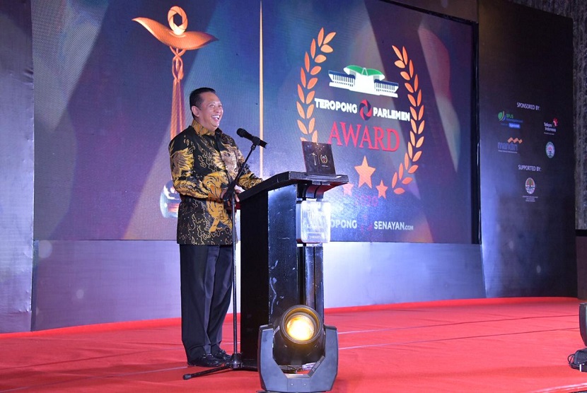 Ketua MPR RI Bambang Soesatyo kembali menerima penghargaan Teropong Parlemen Award untuk kategori Parliament of The Year 2020. 