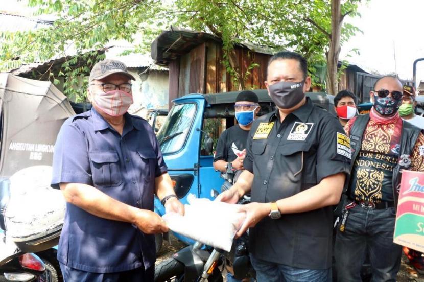 Ketua MPR RI Bambang Soesatyo kembali menyalurkan bantuan sosial berupa 1 ton beras dan indomie kepada masyarakat terdampak pandemi Covid-19.