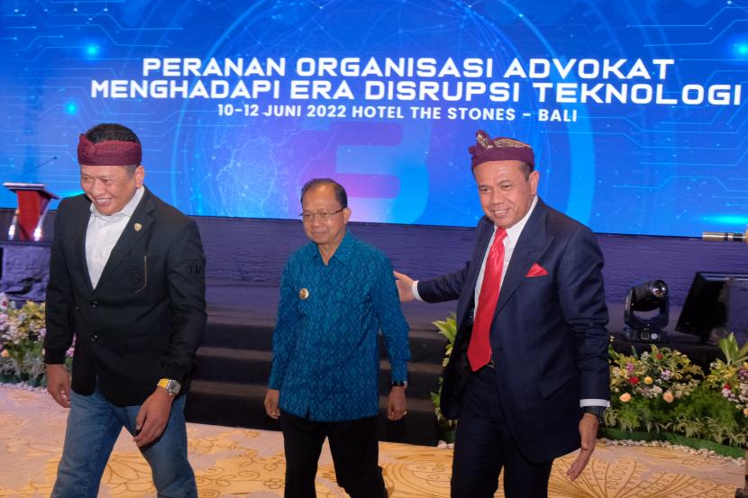 Ketua MPR RI Bambang Soesatyo (kiri) berjalan bersama Ketua Umum Dewan Pimpinan Nasional Peradi SAI Juniver Girsang (kanan) dan Gubernur Bali Wayan Koster (tengah) di sela pembukaan Rapat Kerja Nasional III Perhimpunan Advokat Indonesia Suara Advokat Indonesia (Peradi SAI) di Kuta, Badung, Bali, Jumat (10/6/2022). Rakernas III Peradi SAI yang digelar pada 10-12 Juni 2022 tersebut bertajuk Peranan Organisasi Advokat Menghadapi Era Disrupsi Teknologi. 