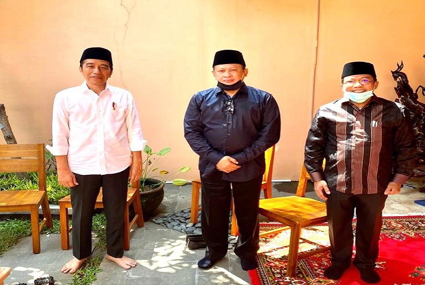 Ketua MPR RI Bambang Soesatyo melayat almarhumah Ibunda Presiden Joko Widodo, Sudjiatmi Notomiharjo.