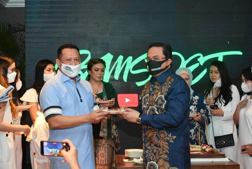 Ketua MPR RI Bambang Soesatyo meluncurkan kanal youtube Bamsoet Channel sekaligus podcast Ngompol (Ngomong Politik), sebagai ikhtiar dirinya menarik minat generasi Z dan milenial untuk peduli terhadap berbagai persoalan kebangsaan. Khususnya, guna melestarikan nilai-nilai Pancasila dalam pergaulan hidup sehari-hari. 