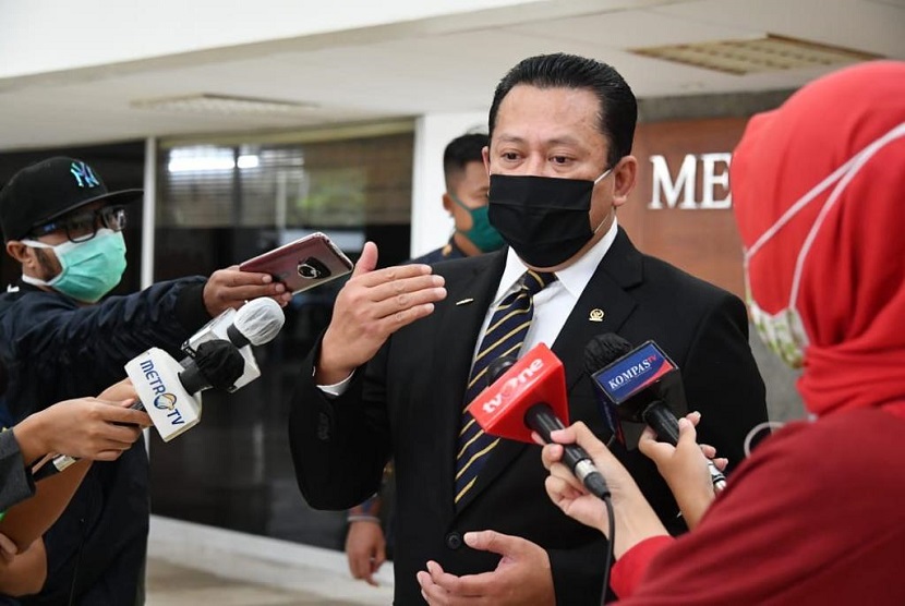 Ketua MPR RI Bambang Soesatyo memberi keterangan pers pada para wartawan press room MPR/DPR/DPD RI (Ilustrasi)