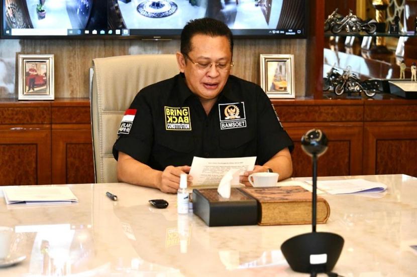 Ketua MPR RI Bambang Soesatyo memimpin rapat konsultasi virtual pimpinan MPR RI dengan MK, di Ruang Kerja Ketua MPR RI, Jakarta, Kamis (23/4/20).