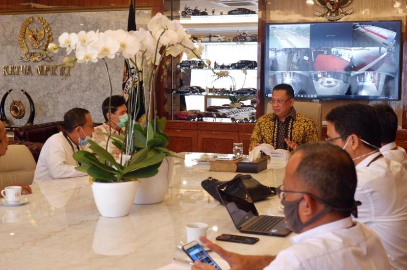 Ketua MPR RI Bambang Soesatyo mempercayakan penerbitan buku terbarunya yang berjudul “JURUS 4 PILAR, Merangkul Milenial, Menjaga Suhu Politik”, kepada Penerbit Balai Pustaka.