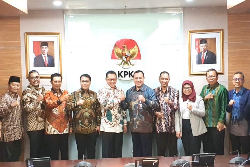  Ketua MPR RI Bambang Soesatyo mendukung dan memberikan apresiasi upaya Ketua Komisi Pemberantasan Korupsi (KPK) Komjen Pol Firli Bahuri yang menegaskan bahwa lembaga yang dipimpinnya tetap memantau setiap rupiah uang rakyat.