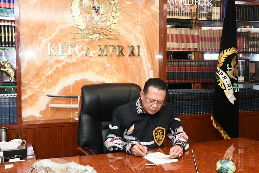  Ketua MPR RI Bambang Soesatyo menegaskan pencegahan penyebaran virus Covid-19 dalam penyelenggaraan Pilkada Serentak 9 Desember 2020 bukan hanya difokuskan pada 270 daerah yang menyelenggarakan Pilkada (9 provinsi, 224 kabupaten, dan 37 kota). 