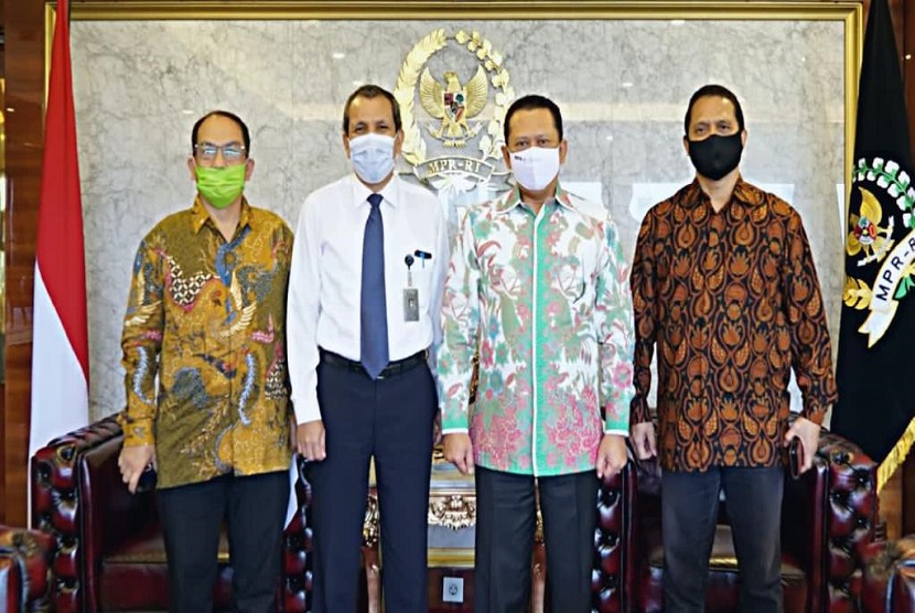 Ketua MPR RI Bambang Soesatyo menerima Deputi Pencegahan Komisi Pemberantasan Korupsi (KPK), Pahala Nainggolan, yang meminta masukan untuk meminimalisir potensi terjadinya korupsi di dunia usaha. Kunjungan Pahala Nainggolan tersebut juga dalam rangka persiapan peringatan Hari Anti Korupsi Sedunia yang akan diperingati pada 9 Desember 2020.
