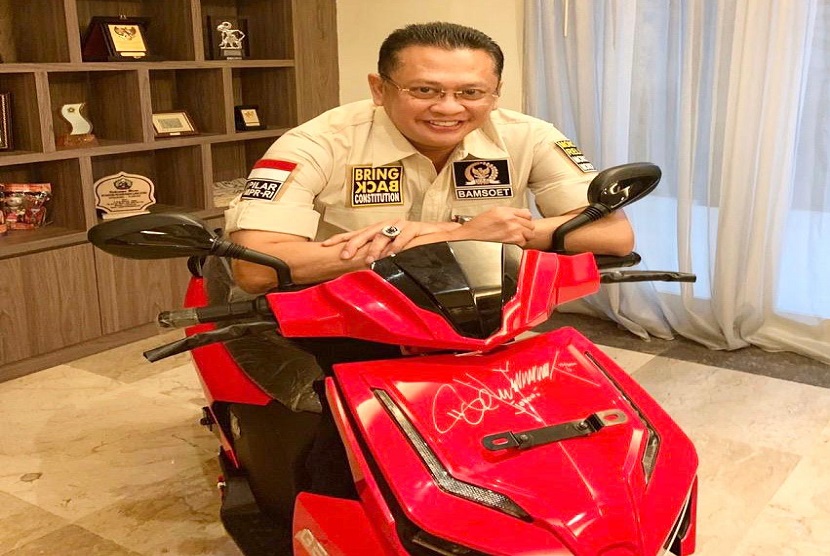 Ketua MPR RI Bambang Soesatyo mengajak masyarakat berpartisipasi memberikan donasi bagi para pekerja seni yang terdampak pandemi Covid-19. Donasi bisa diberikan sembari menyaksikan konser virtual 