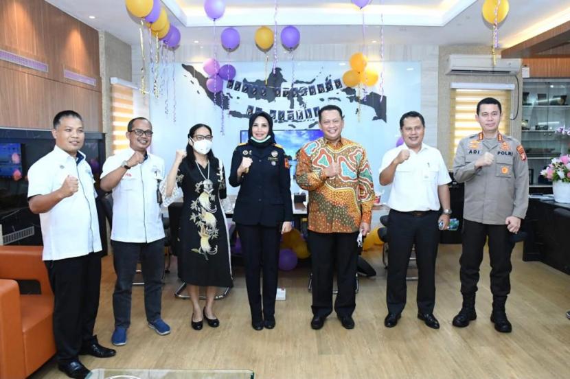 Ketua MPR RI Bambang Soesatyo mengapresiasi langkah Bea Cukai Soekarno Hatta yang mau terjun langsung memberikan edukasi dan kemudahan ke berbagai UMKM untuk mengekspor berbagai produksinya ke luar negeri.