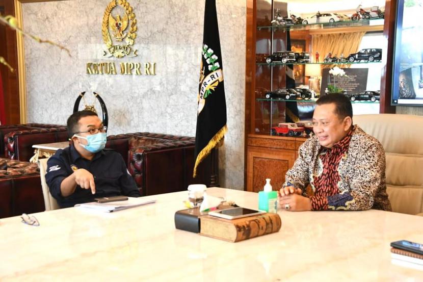 Ketua MPR RI Bambang Soesatyo mengapresiasi langkah Ikatan Motor Indonesia (IMI) yang memasukan paham kebangsaan Empat Pilar MPR RI dalam anggaran dasar organisasinya. Langkah ini patut ditiru oleh organisasi lain, sehingga paham kebangsaan bisa meresap dalam berbagai kalangan.