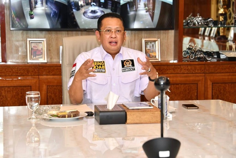 Ketua MPR RI Bambang Soesatyo meyakini jika masyarakat taat dan konsisten menerapkan pembatasan sosial selama periode pandemi Virus Corona, skala dan kecepatan penularan Covid-19 akan menurun dengan sendirinya.
