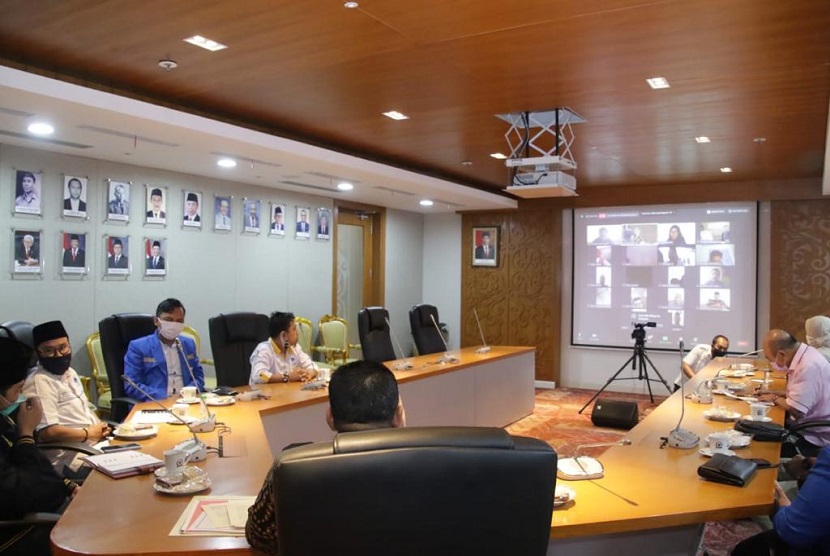 Ketua MPR RI Bambang Soesatyo mengukir sejarah dengan menerapkan Gaya Hidup Baru dalam pelaksanaan Sosialisasi Empat Pilar MPR RI secara virtual. 