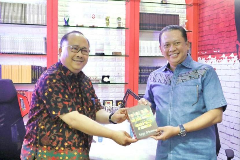 Ketua MPR RI Bambang Soesatyo mengungkapkan berbagai proses dibalik layar kelahiran Undang-Undang Cipta Kerja (UU Cipta Kerja), hingga jumlah PP dan Perpres sebagai turunan pelaksanaan dari undang-undang tersebut. Tak banyak yang tahu, selain politisi di Parlemen maupun kalangan pemerintahan, ada sekelompok orang yang memiliki kemampuan akademik tinggi, turut membidani kelahiran UU Cipta Kerja. Salah satunya Guru Besar Universitas Indonesia Ahli Hukum Tata Negara Prof. Satya Arinanto, Staf Khusus tiga periode Wakil Presiden Indonesia (Boediono, Jusuf Kalla, dan kini KH. Maruf Amin). 