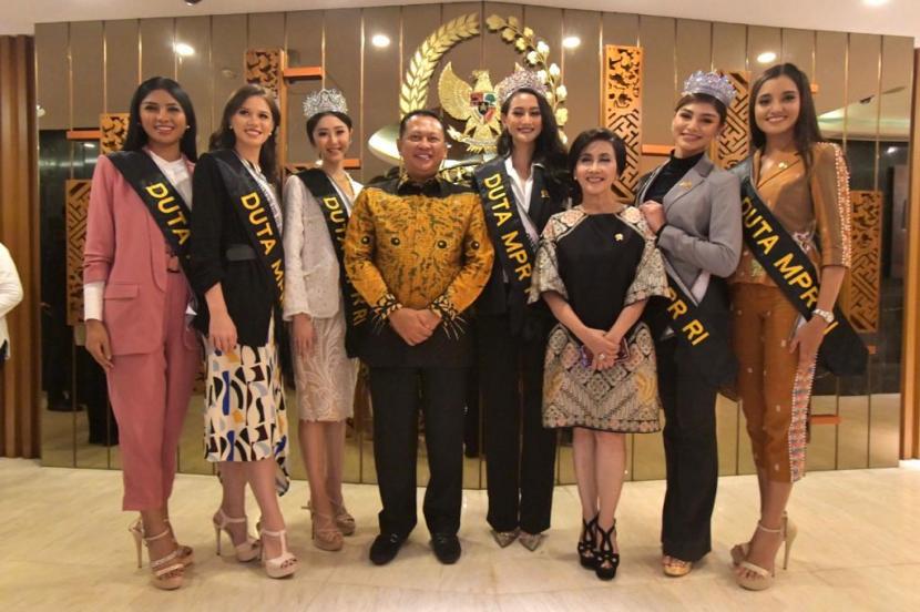 Ketua MPR RI Bambang Soesatyo menjadikan 6 besar finalis Puteri Indonesia 2020 sebagai Duta MPR RI untuk mensosialisasikan Empat Pilar MPR RI kepada masyarakat dunia. 