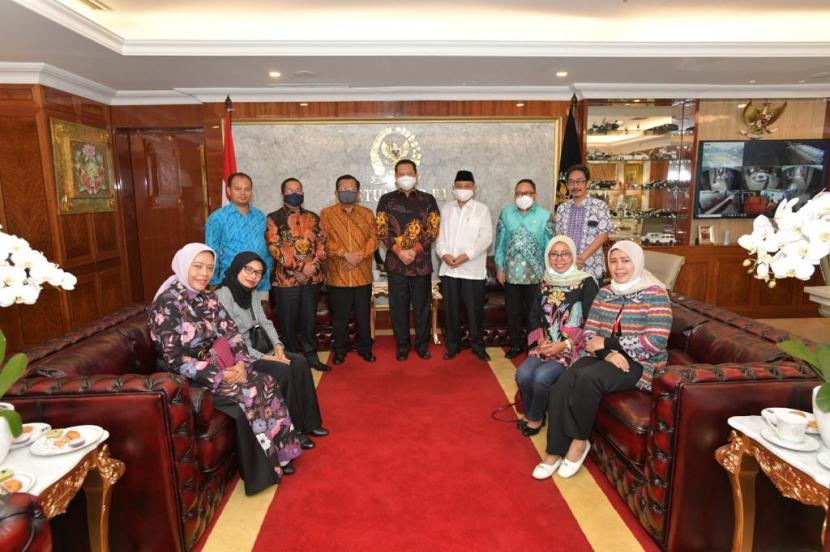 Ketua MPR RI Bambang Soesatyo menyambut baik pandangan Pengurus Besar Ikatan Alumni Pergerakan Mahasiswa Islam Indonesia (IKA PMII) yang menekankan perlunya Badan Pembinaan Ideologi Pancasila (BPIP) diatur dalam Undang-Undang. 