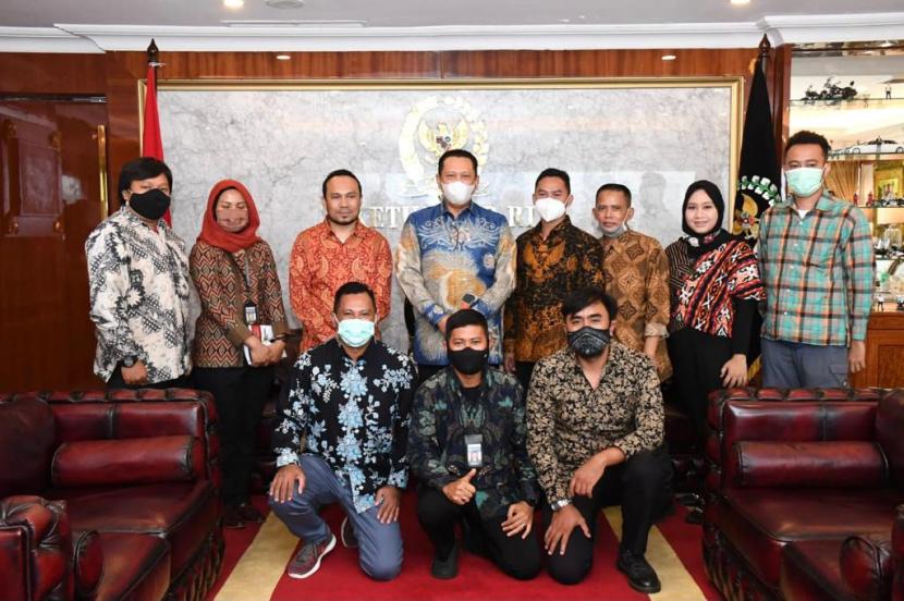 Ketua MPR RI Bambang Soesatyo menyambut hangat kepengurusan wartawan koordinatoriat MPR/DPR/DPD RI (Press Room Parlemen) periode 2020-2022 yang dipimpin Ketua Marlen Erikson Sitompul, Sekretaris Jenderal Ariawan dan Bendahara Kiswondari. Dirinya turut mendukung program kerja pengurus dalam memasifkan sertifikasi kompentensi wartawan bagi para jurnalis yang bertugas di komplek Parlemen.