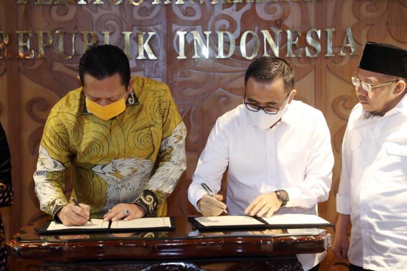 Ketua MPR RI Bambang Soesatyo menyambut hangat penandatanganan MoU antara MPR RI dengan Asosiasi Pemerintahan Kabupaten Seluruh Indonesia (APKASI) untuk meluaskan cakupan Sosialisasi Empat Pilar MPR RI hingga ke berbagai pelosok daerah. Kehadiran kepala daerah untuk menyemarakan Empat Pilar MPR RI akan menjadi tambahan daya dorong MPR RI dalam membumikan Pancasila, UUD NRI 1945, NKRI, dan Bhineka Tunggal Ika.