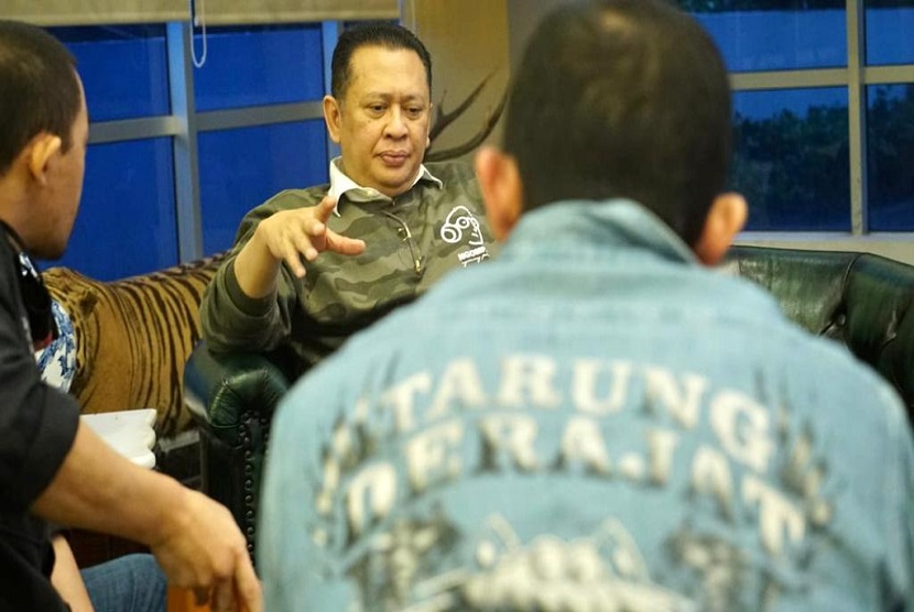 Ketua MPR RI Bambang Soesatyo menyatakan kesediaannya menjadi Pembina olahraga bela diri Tarung Derajat. Hal itu dinyatakan saat menerima putera pendiri Tarung Derajat Aa Boxer, Badai dan Rimba. 