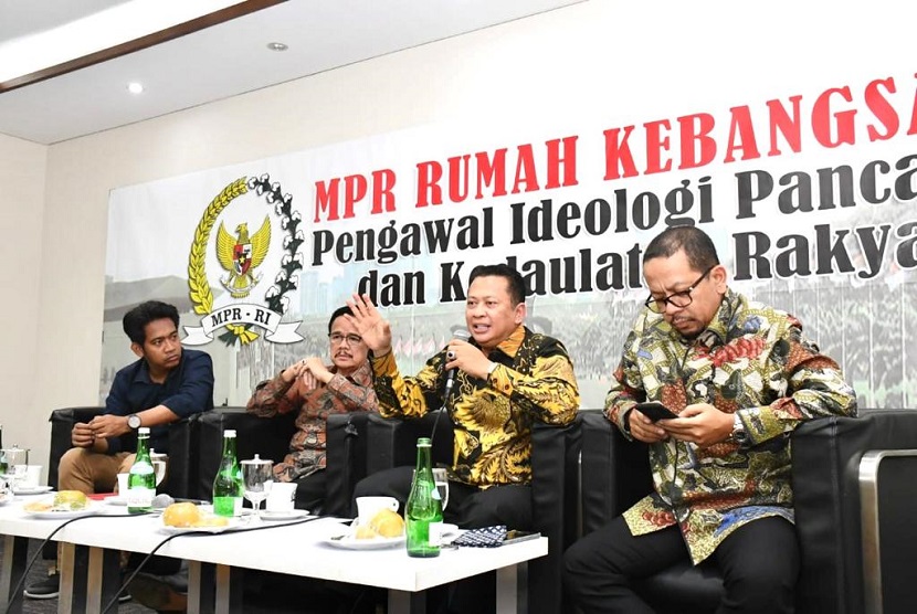 Ketua MPR RI Bambang Soesatyo saat mengisi diskusi publik di Media Center MPR RI, Jakarta (11/3/20). Turut hadir menjadi narasumber lainnya Anggota DPD RI Teras Narang dan Direktur Eksekutif Indo Barometer Muhammad Qodari.