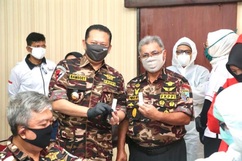 Ketua MPR RI Bambang Soesatyo yang juga Kepala Badan Bela Negara FKPPI kembali menyelenggarakan rapid test dan suntik vitamin C kepada ratusan kader dan keluarga besar FKPPI serta masyarakat sekitarnya untuk mendeteksi gejala Covid-19.