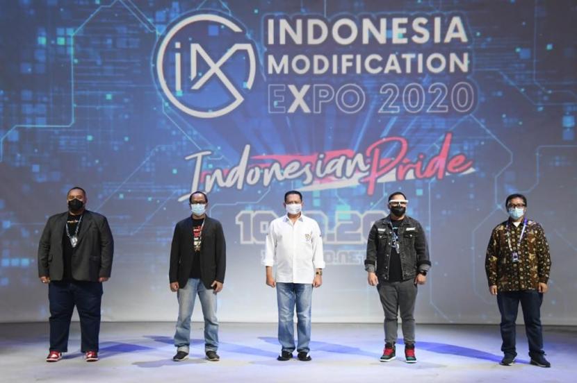 Ketua MPR RI Bambang Soesatyo yang juga Pembina Ikatan Motor Indonesia (IMI) menjadi salah satu juri kompetisi Modifikasi LiveModz 2020, dalam ajang Indonesia Modification Expo (IMX) 2020 yang diselenggarakan para anak-anak muda modifikator yang tergabung dalam National Modificator and Aftermaket Association (NMAA).