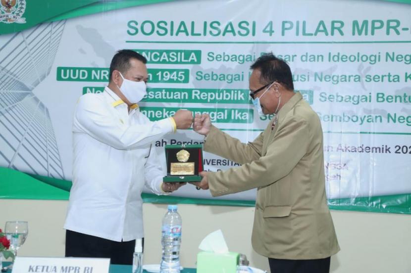 Ketua MPR RI Bambang Soesatyo yang juga pendiri Universitas Perwira Purbalingga (UNPERBA) memulai kuliah umum perdana angkatan II Tahun Akademik 2020-2021 dalam rangka Pengenalan Kehidupan Kampus Bagi Mahasiswa Baru UNPERBA dengan materi wawasan kebangsaan.