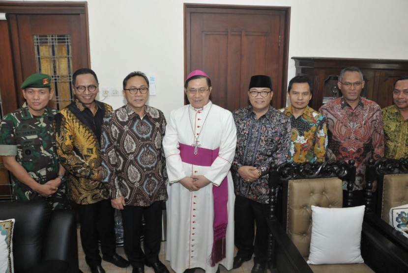 Ketua MPR RI bersama Uskup Diosis Malang Mgr Henricus Pidyarto dan jajarannya.