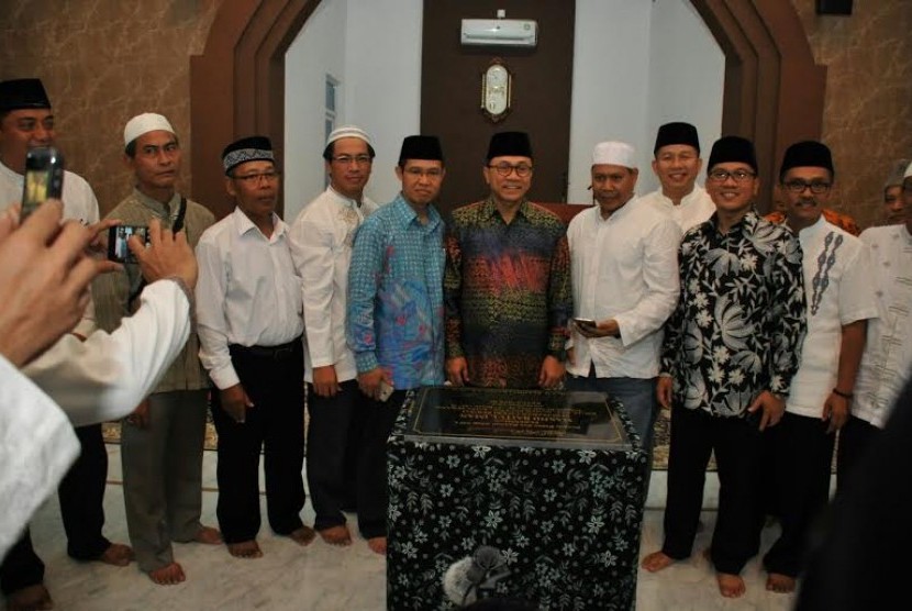 Ketua MPR RI MPR Zulkifli Hasan meresmikan Mesjid Baitul Iman, Komplek Ciceri Permai, kota Serang, Provinsi Banten, Rabu (4/5) malam.