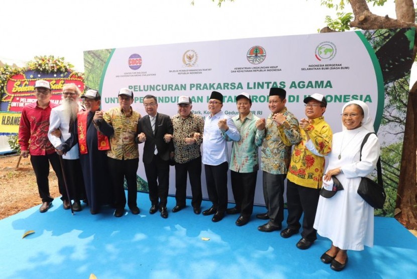 Ketua MPR RI sekaligus Ketua Umum PAN, Zulkifli Hasan bersama tokoh agama dan masyarakat, Jumat (26/10).