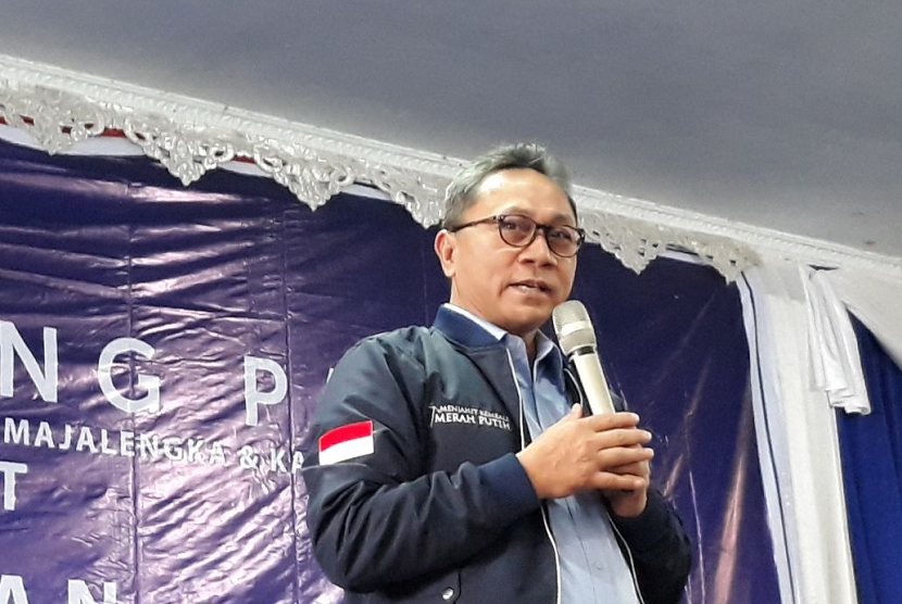 Ketua MPR RI yang juga Ketua Umum DPP PAN Zulkifli Hasan memberikan sambutan dalam acara Apel Ranting PAN di Kabupaten Kuningan, Jumat (19/1). 