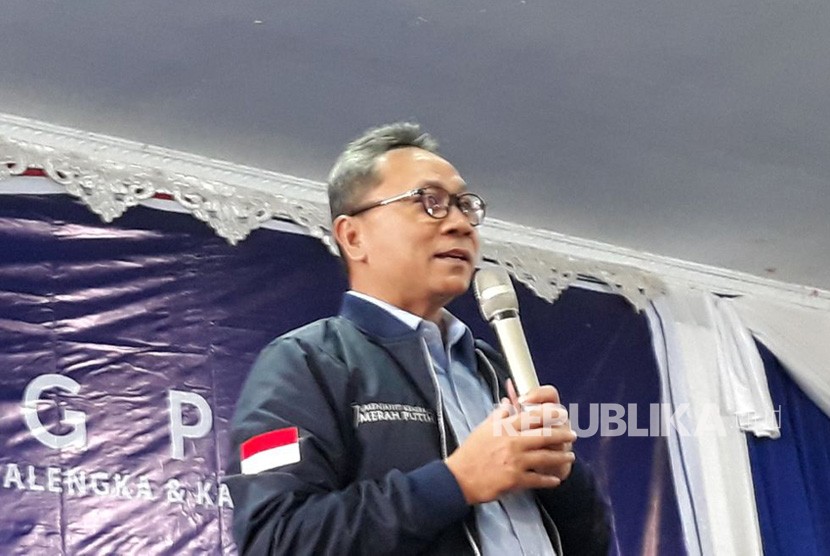 Ketua MPR RI yang juga Ketua Umum DPP PAN Zulkifli Hasan memberikan sambutan dalam acara Apel Ranting PAN di Kabupaten Kuningan, Jumat (19/1).
