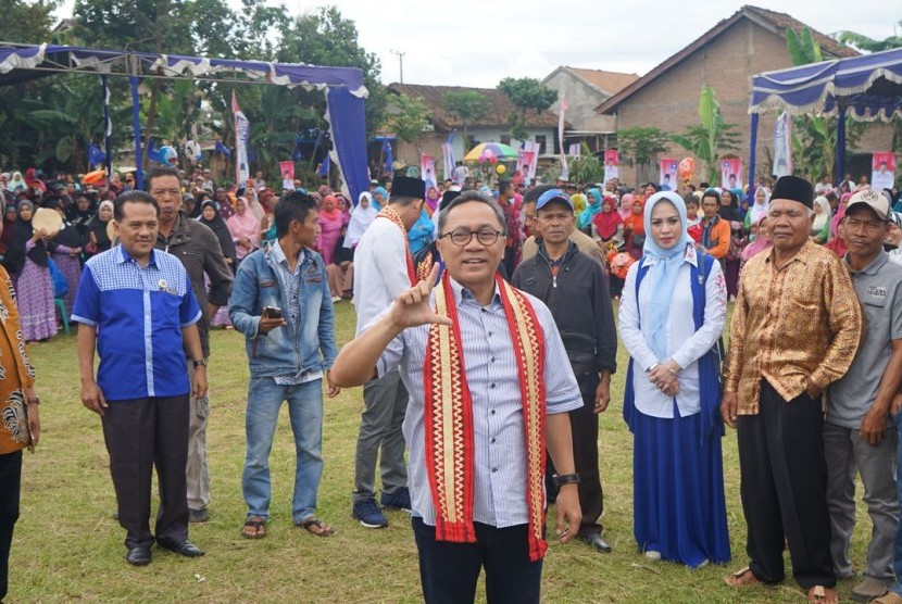 Ketua MPR RI, Zulkifli Hasan berkunjung ke Desa Ngarip, Kecamatan Ulubelu, Kabupaten Tanggamus, Provinsi Lampung, Senin (20/11).