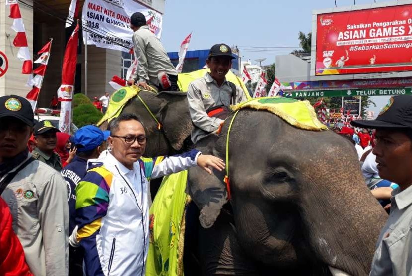 Ketua MPR RI Zulkifli Hasan bersama Ketua Inasgoc Erick Thohir bersama dua gajah jinak Waykambas menyambut Kirab Api Obor Asian Games 2018 di Kota Bandar Lampung, Rabu (8/8).  