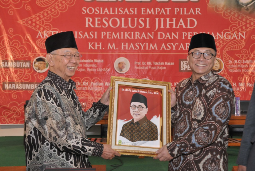 Ketua MPR RI  Zulkifli Hasan bersama KH Sholahuddin Wahid.