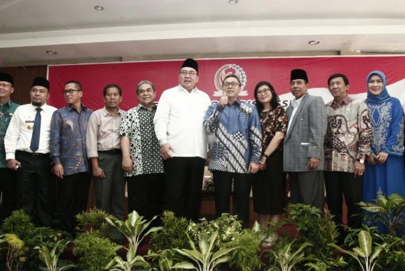 Ketua MPR RI Zulkifli Hasan bersama sekitar 50 peserta acara Focus Grup Discussion ( FGD ) dengan tema 'Reformulasi Sistem Perencanaan Pembangunan Nasional Model GBHN', di Hotel Grage Horison Bengkulu.