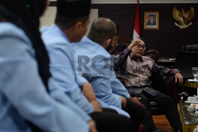 Ketua MPR RI Zulkifli Hasan bertemu dengan Ketua Umum Badan Komunikasi Pemuda dan Remaja Masjid Indonesia (BKPRMI) Said Aldi Al Idrus di Komplek Parlemen Senayan, Jakarta, Selasa (14/4).  (Republika/ Wihdan)