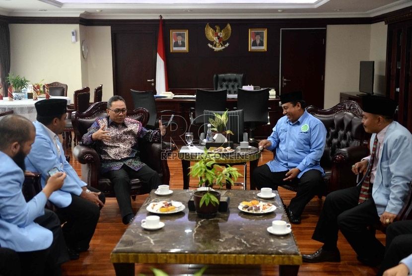 Ketua MPR RI Zulkifli Hasan bertemu dengan Ketua Umum Badan Komunikasi Pemuda dan Remaja Masjid Indonesia (BKPRMI) Said Aldi Al Idrus di Komplek Parlemen Senayan, Jakarta, Selasa (14/4).  (Republika/ Wihdan)